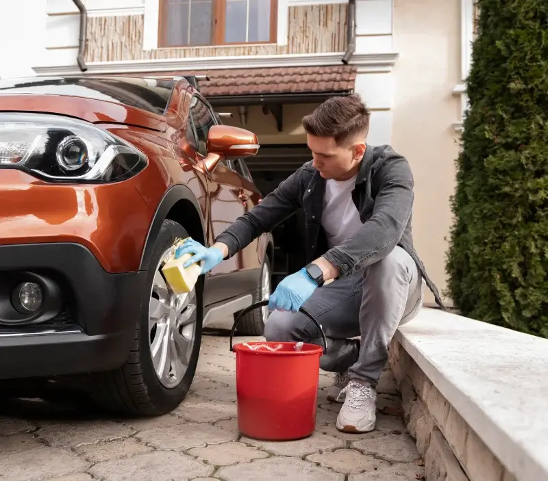 Lavage auto à domicile Feugarolles : professionnel intervenant sur un véhicule
